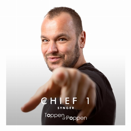 Chief 1 Synger Toppen Af Poppen